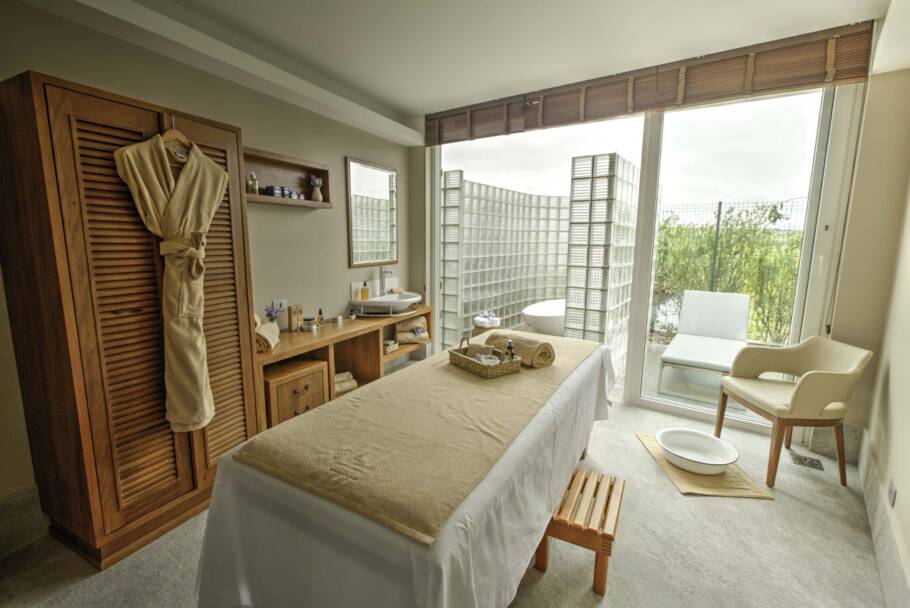 O resort oferece uma atmosfera sofisticada e descontraída, com infraestrutura completa para quem busca relaxar