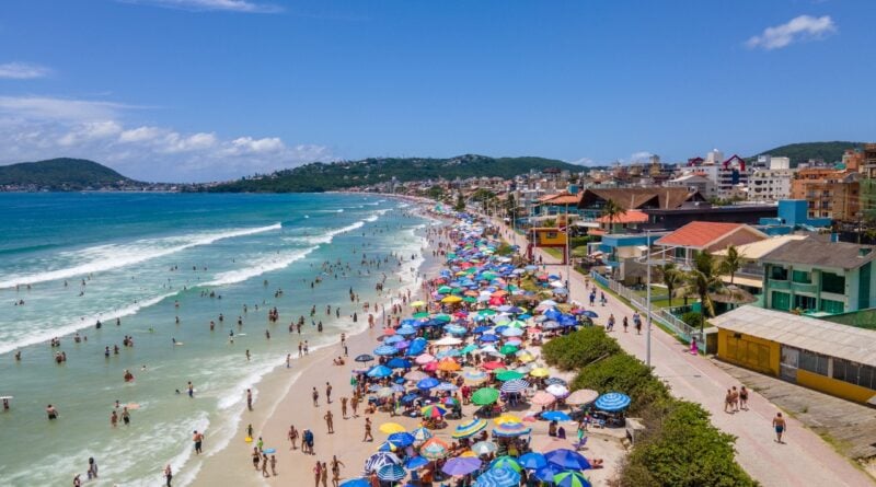 Segundo a prefeitura, na temporada de verão a cidade recebe aproximadamente 2 milhões de turistas.