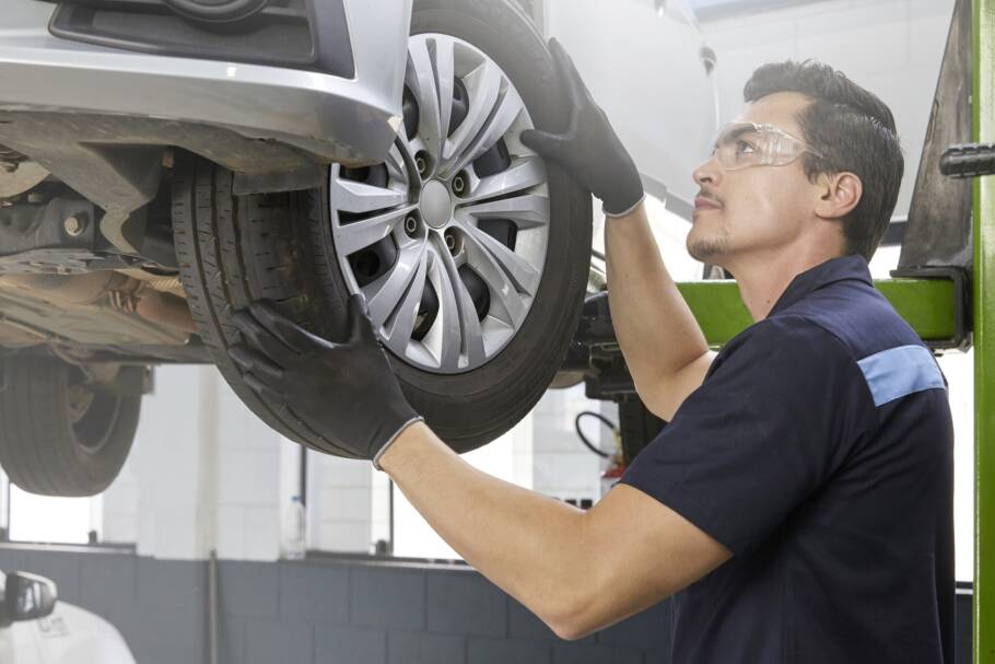 Recomenda-se trocar os pneus a cada 4 ou 5 anos, ou quando eles já tiverem rodado em média 60 mil km