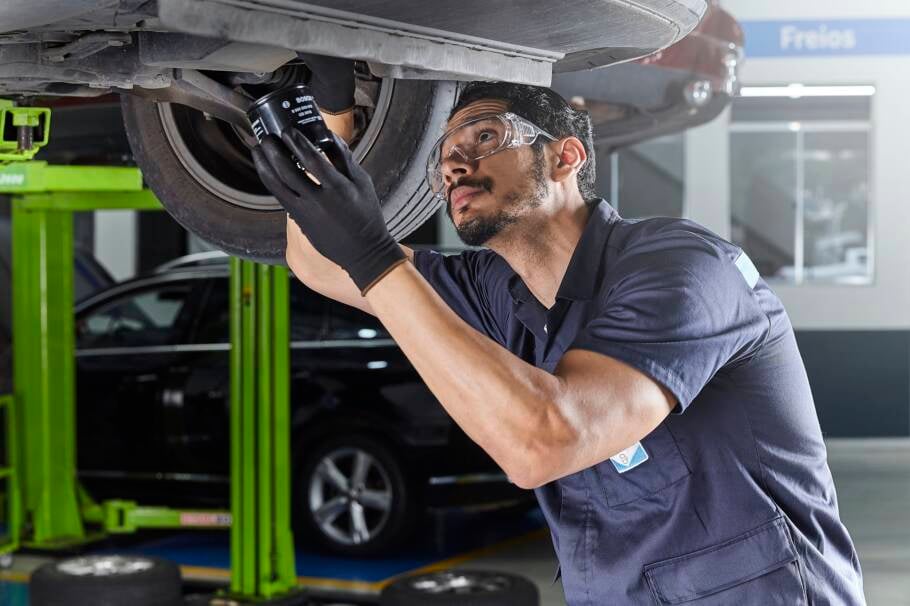 É recomendável fazer a troca do óleo e do filtro a cada 10 mil km rodados