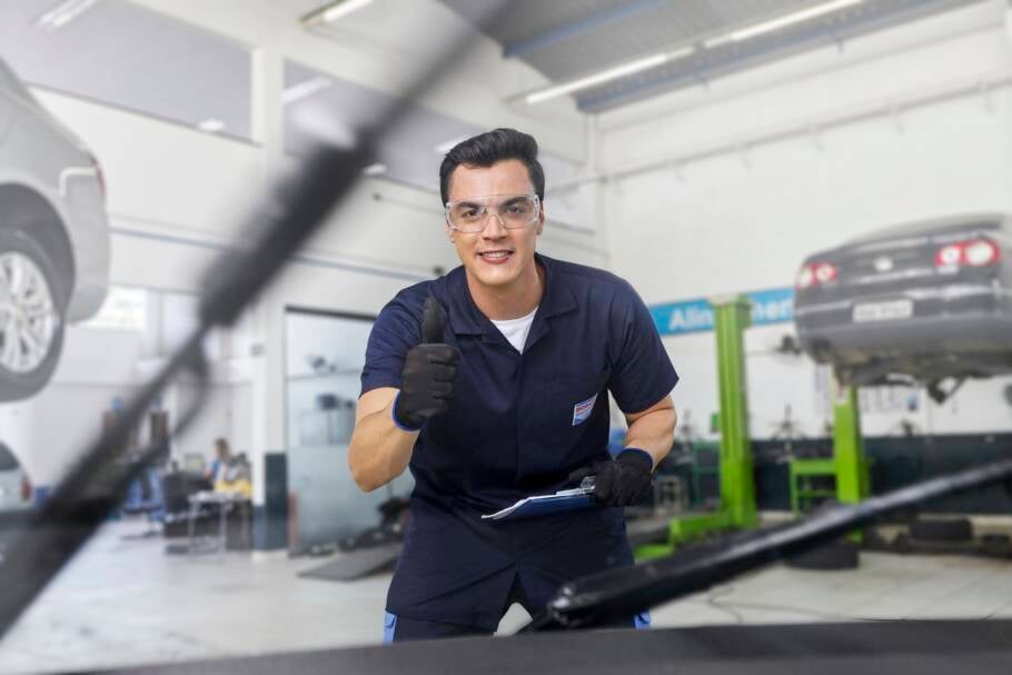 Mesmo no verão, as palhetas do para-brisa sofrem com o sol e o calor, que ressecam a borracha e reduzem a eficiência da limpeza
