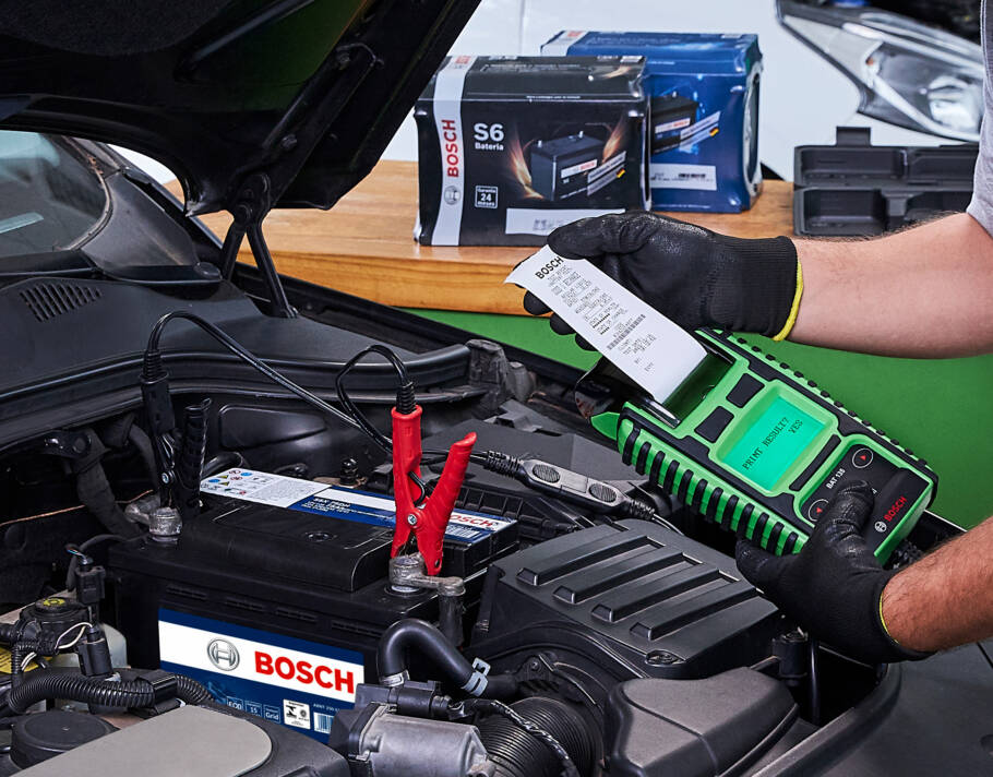 Defeitos na bateria costumam dar alguns sinais para o motorista, como falhas em luzes do painel, faróis com brilho irregular e até dificuldade ao dar a partida no carro