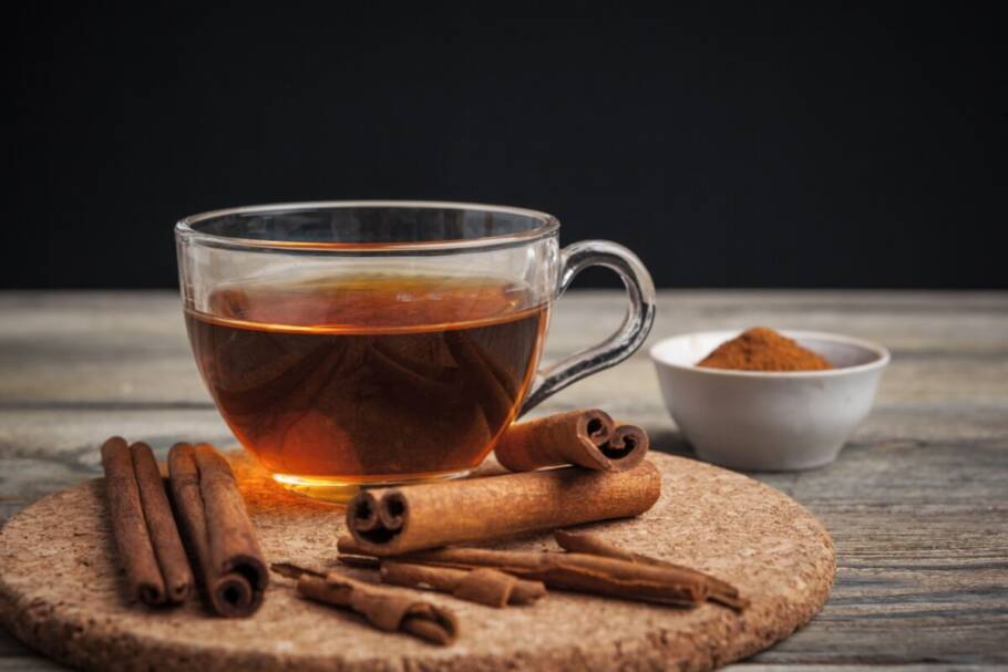 O chá de canela acelera o metabolismo (imagem: NewFabrika | Shutterstock)