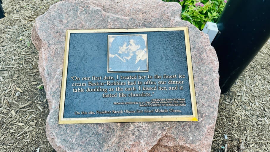 Placa em pedra marca local onde Michelle e Obama beijaram pela primeira vez, em Hyde Park, Chicago