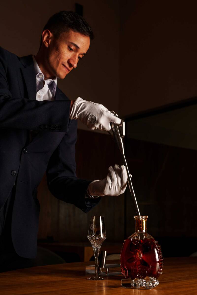 Cada gota resulta da mistura de até 1.200 eaux-de-vie, todas destiladas a partir de uvas da região de Grande Champagne, o terroir mais nobre de Cognac