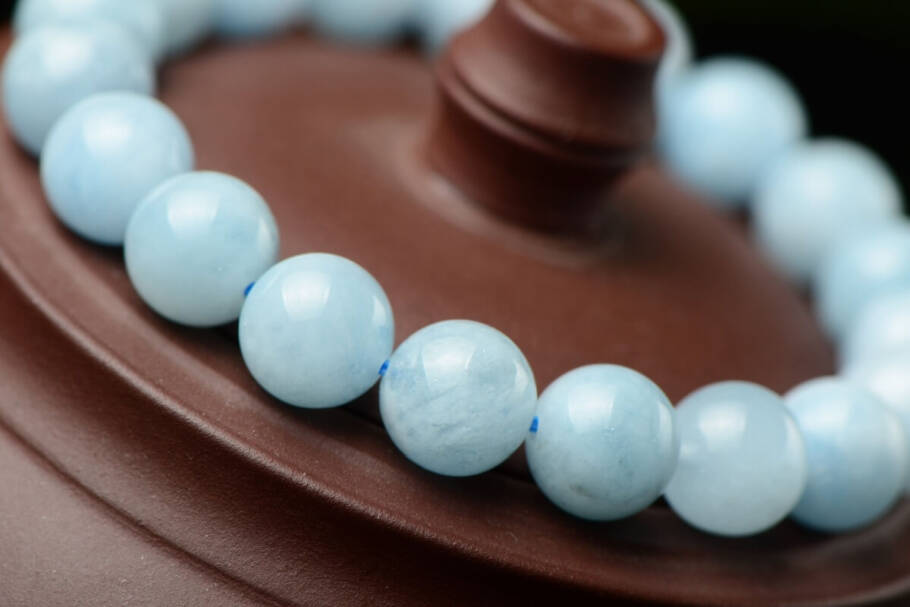 Usar a água-marinha como acessório ajuda a manter a mente mais serena (Imagem: wei-ya2019 | Shutterstock)