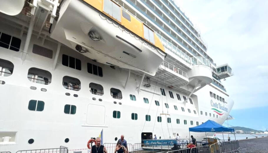 O navio Costa Diadema atracado no Porto de Santos (SP)