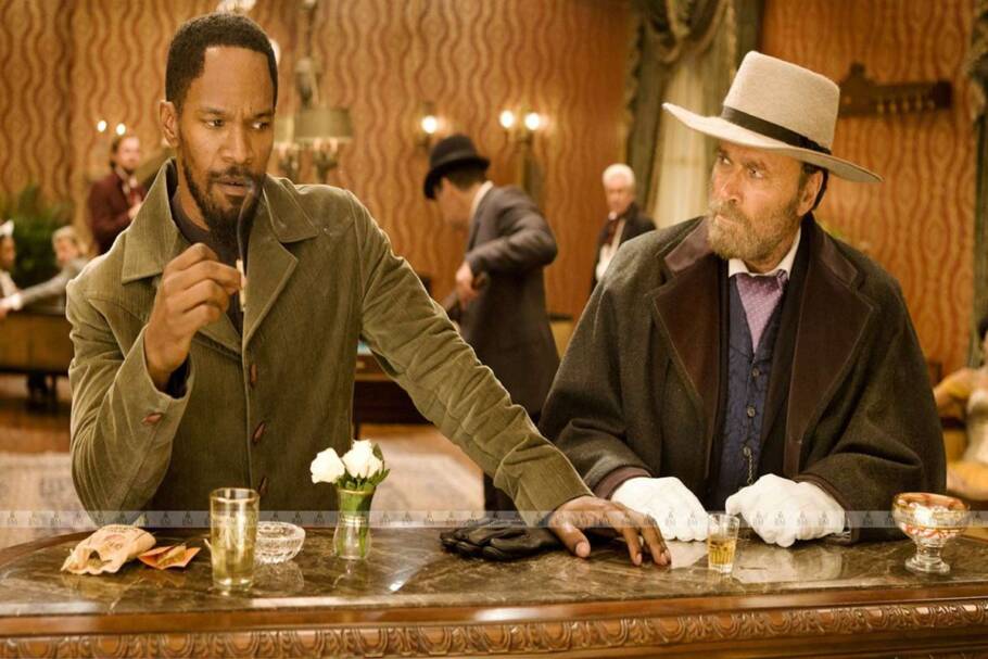“Django Livre” acompanha a jornada de um homem negro que passa a trabalhar com um homem branco em troca de sua liberdade (Imagem: Reprodução digital | Columbia Pictures)