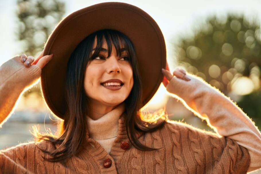 A franja é uma grande tendência para os cabelos em 2025 (Imagem: Krakenimages.com | Shutterstock)