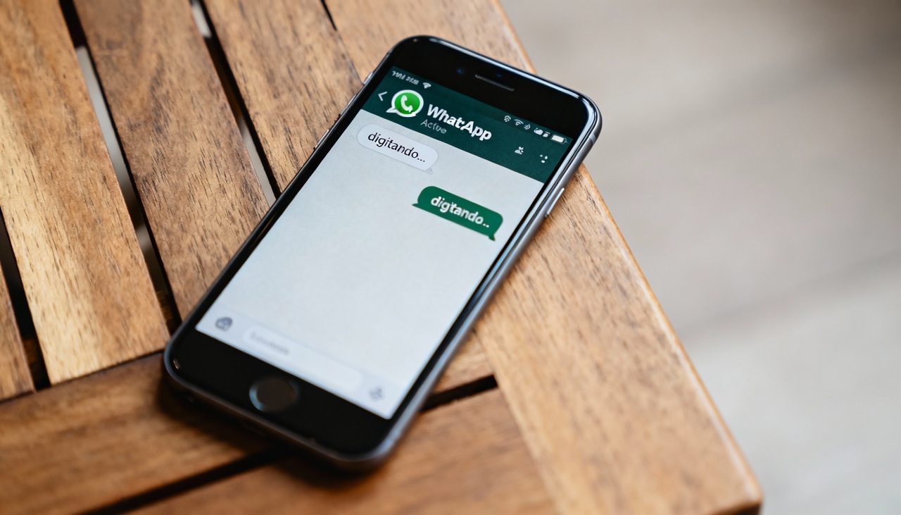 O WhatsApp exibe automaticamente o status “digitando…” sempre que alguém começa a escrever uma mensagem