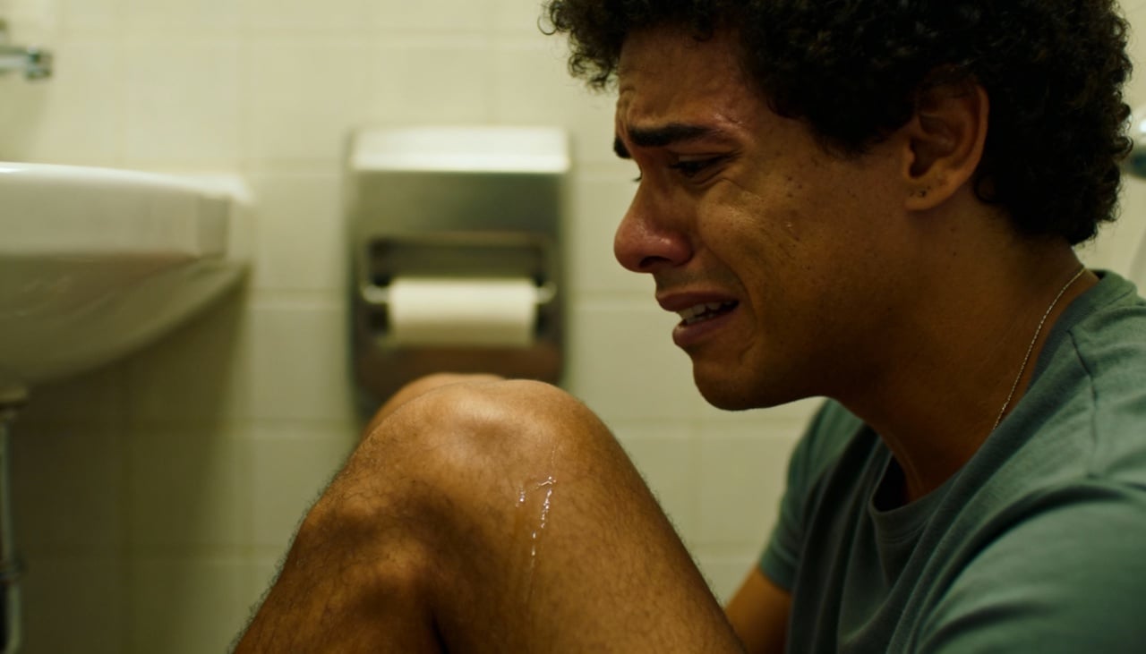 Além da dor ou queimação durante a micção, outros sintomas podem estar presentes e reforçam a necessidade de avaliação médica