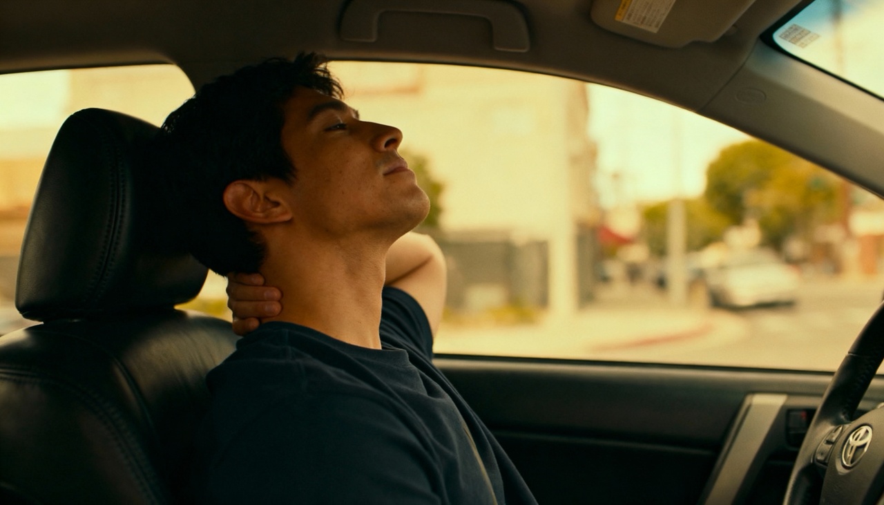 Ficar sentado no banco do carro durante horas diminui a circulação sanguínea e favorece o enrijecimento dos músculos das costas