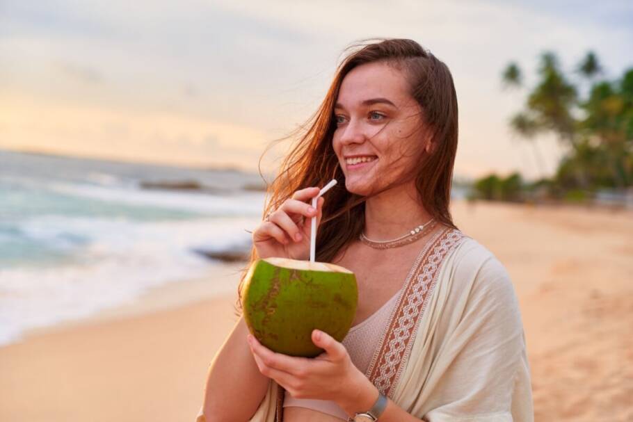 Manter o corpo hidratado melhora a resistência natural da barreira cutânea (Imagem: goffkein.pro | Shutterstock)