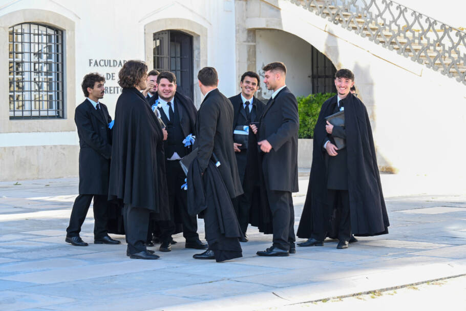 Estudantes da Universidade de Coimbra com traje acadêmico durante a Queima das Fitas, que marca o marca o fim do ano letivo
