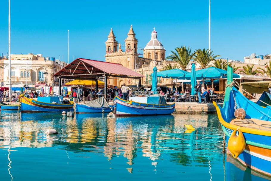 O colorido porto de Marsaxlokk, onde tradição e espiritualidade navegam lado a lado nos luzzus malteses