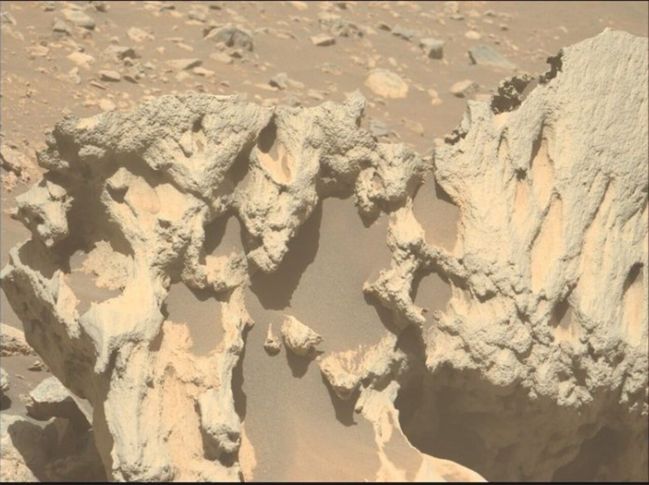 A aparência escultural e elevada da Phippsaksla contrasta drasticamente com as rochas fragmentadas – Fonte: (NASA/JPL-Caltech/ASU)