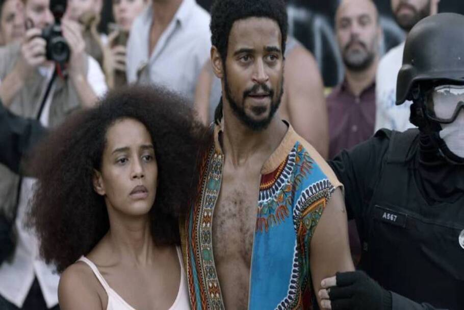 “Medida Provisória” retrata um futuro distópico em que uma lei obriga os cidadãos negros a se mudarem para a África sob o pretexto de “retomar suas origens” (Imagem: Reprodução digital | Globo Filmes)
