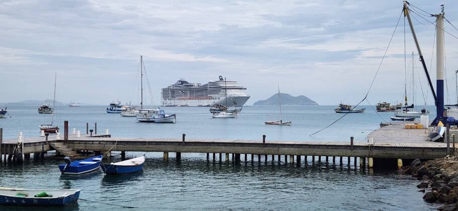 O MSC Preziosa atracado em Búzios (RJ) em sua viagem inaugural da temporada