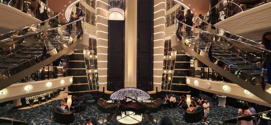 Área central do MSC Preziosa, o navio dos cruzeiros temáticos da temporada brasileira