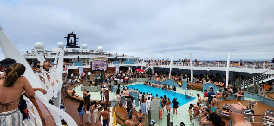 Piscina do navio MSC Preziosa, que está no Brasil com roteiros regulares