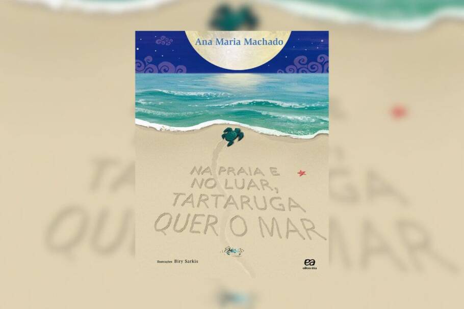 Capa do livro "Na praia e no luar, tartaruga quer o mar" com uma tartaruga na areia andando em direção ao mar em pleno o luar