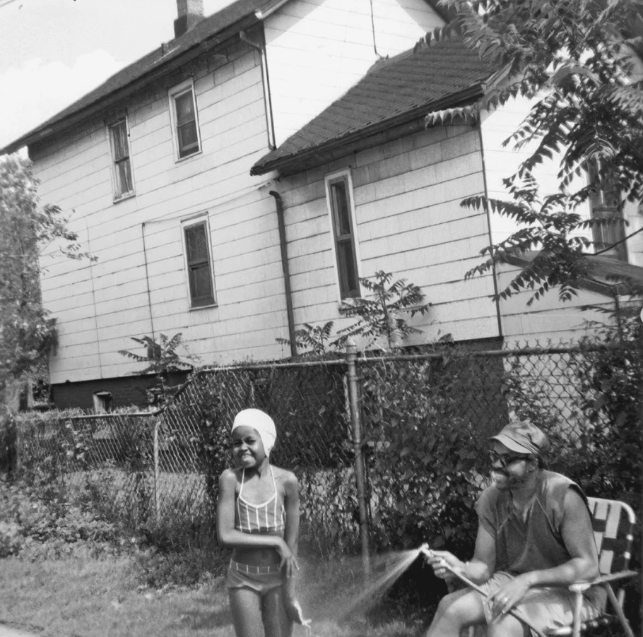 Michelle e o pai durante infância no cresceu na área conhecida como South Shore, parte do South Side