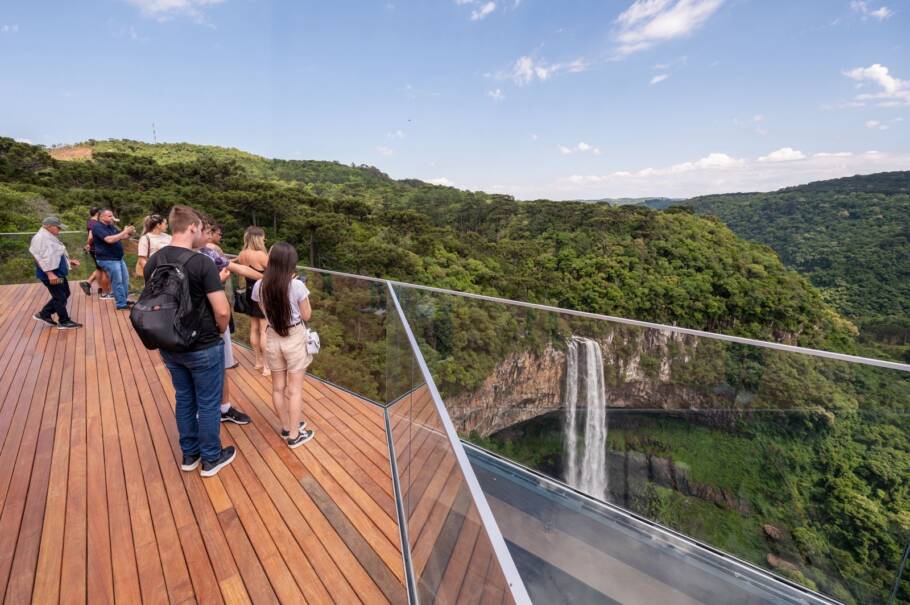 Novo mirante tem piso de vidro em uma das áreas, permitindo ao visitante observar o vale sob os pé