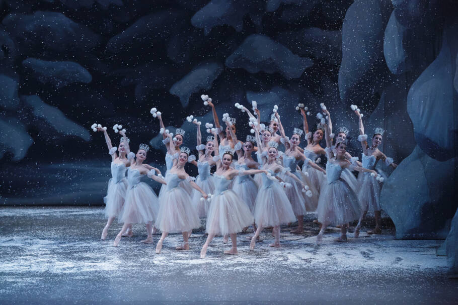 Bailarinas do New York City Ballet em ação num dos atos de “O Quebra-Nozes”