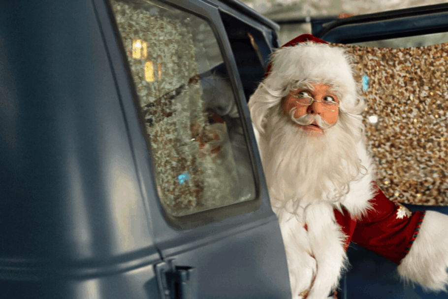 “O Segredo do Papai Noel” mostra como um emprego temporário transforma o fim de ano de Taylor (Imagem: Reprodução digital | Netflix)