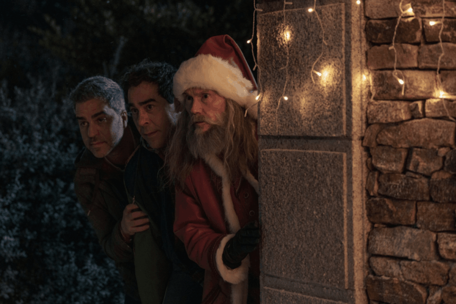“Quem Vai Salvar o Natal 2” acompanha pai e filho em uma missão para resgatar o Bom Velhinho (Imagem: Reprodução digital | Netflix)