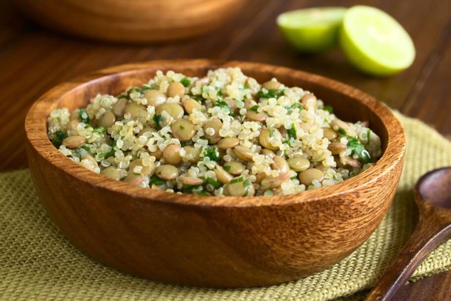 A quinoa pode ser utilizada no preparo de diversos pratos (Imagem: Ildi Papp | Shutterstock)