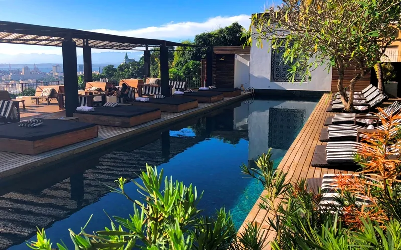 A bela piscina do Santa Teresa MGallery