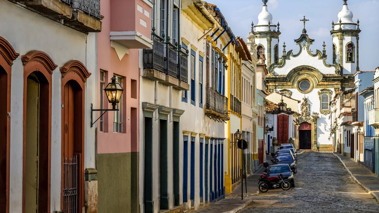 A cidade tem atraído visitantes por unir patrimônio histórico e vida cultural ativa com custos moderados – Créditos: (depositphotos.com / diegograndi)