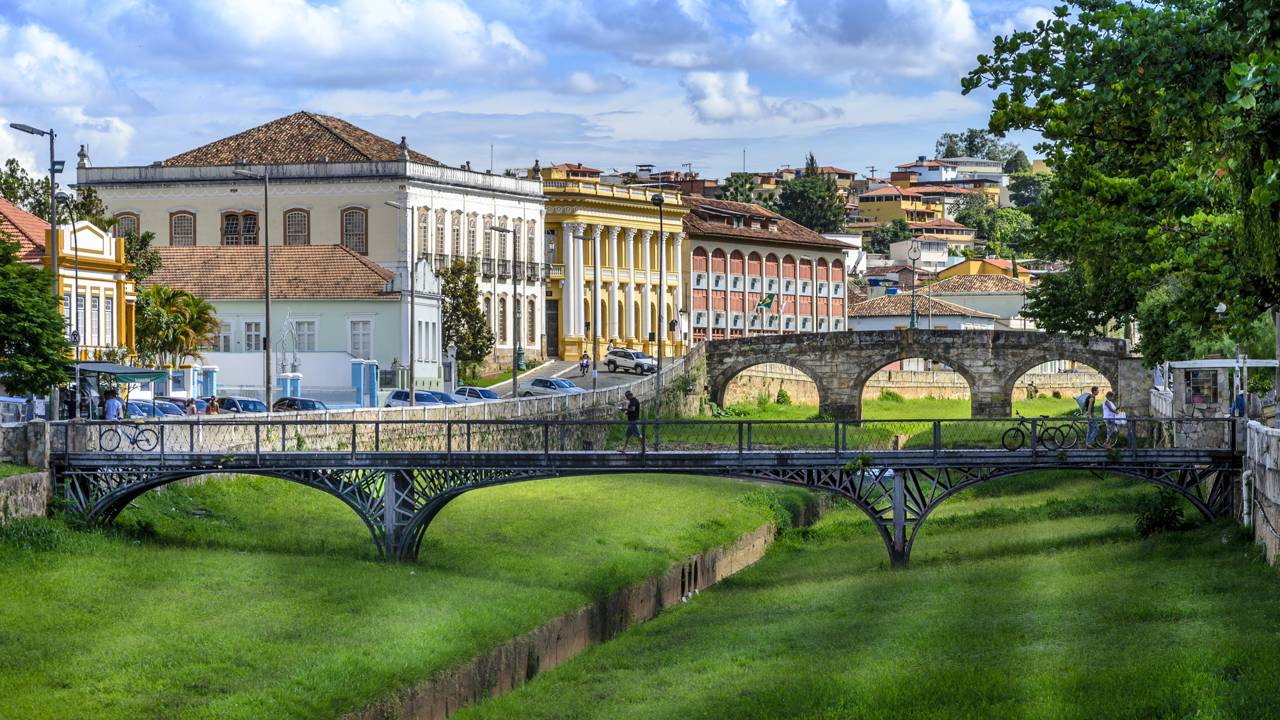 A cidade tem atraído visitantes por unir patrimônio histórico e vida cultural ativa com custos moderados – Créditos: (depositphotos.com / losak.napior)