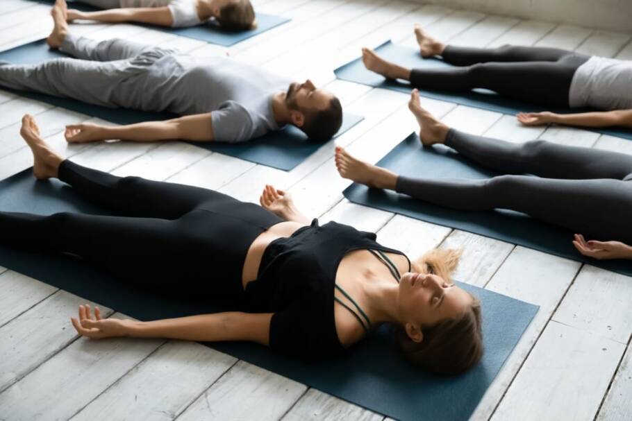A savasana ajuda a aliviar o estresse e a ansiedade (Imagem: fizkes | Shutterstock)