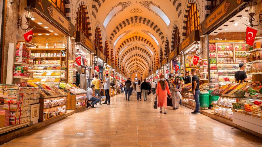 O belo Bazar das Especiarias, em Istambul (Turquia)