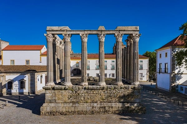Colunas de mármore do Templo Romano de Évora