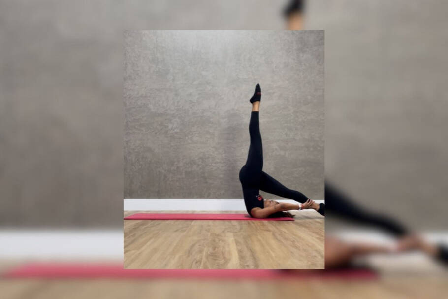 O exercício the control balance estimula a flexibilidade dos extensores da coluna (Imagem: Divulgação | Pure Pilates)
