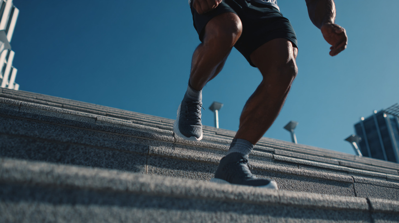 Realizar subidas em degraus envolve trabalho intenso dos quadríceps, glúteos, isquiotibiais e panturrilhas