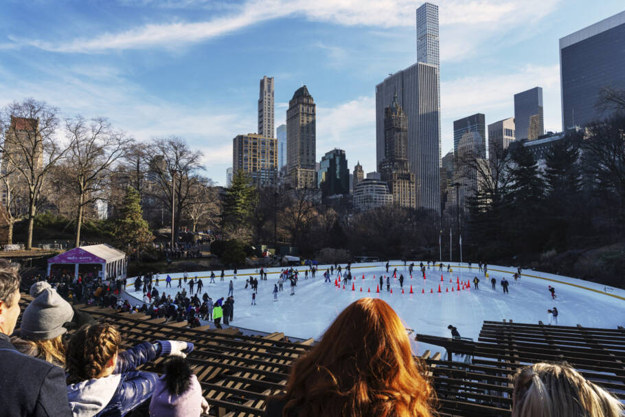 Neste ano, o Wollman Rink, no Central Park, outro grande símbolo do período natalinoda cidade, chega à sua temporada de número 75