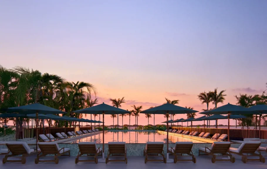 A bela piscina do recém-inaugurado Vila Galé Collection Amazônia, em Belém (PA)