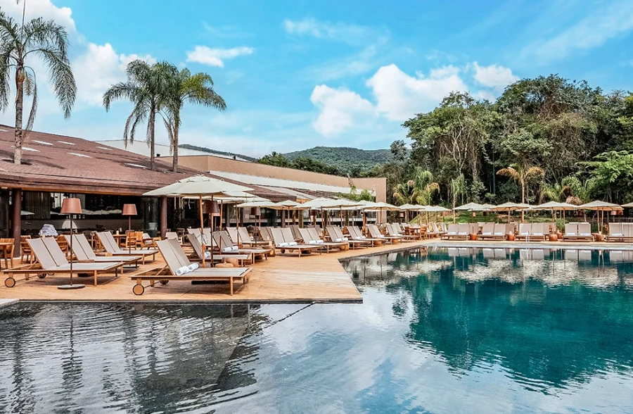 Piscina externa do Clara Arte Resort, em Brumadinho (MG)