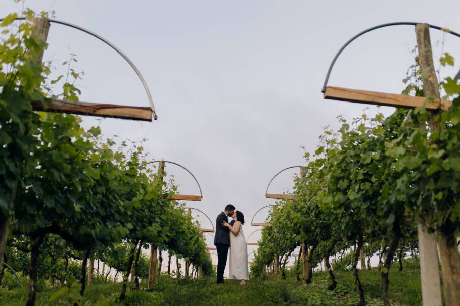 oferece cerimônias personalizadas em meio aos vinhedos e à natureza