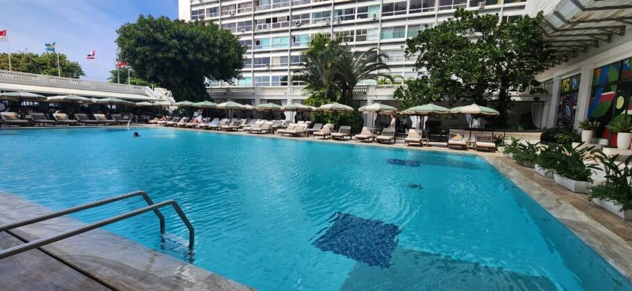 A emblemática piscina do hotel Copacabana Palace