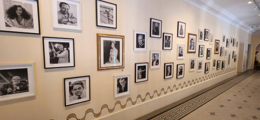 Hall da Fama, com fotos da personalidades que já se hospedaram no Copacabana Palace