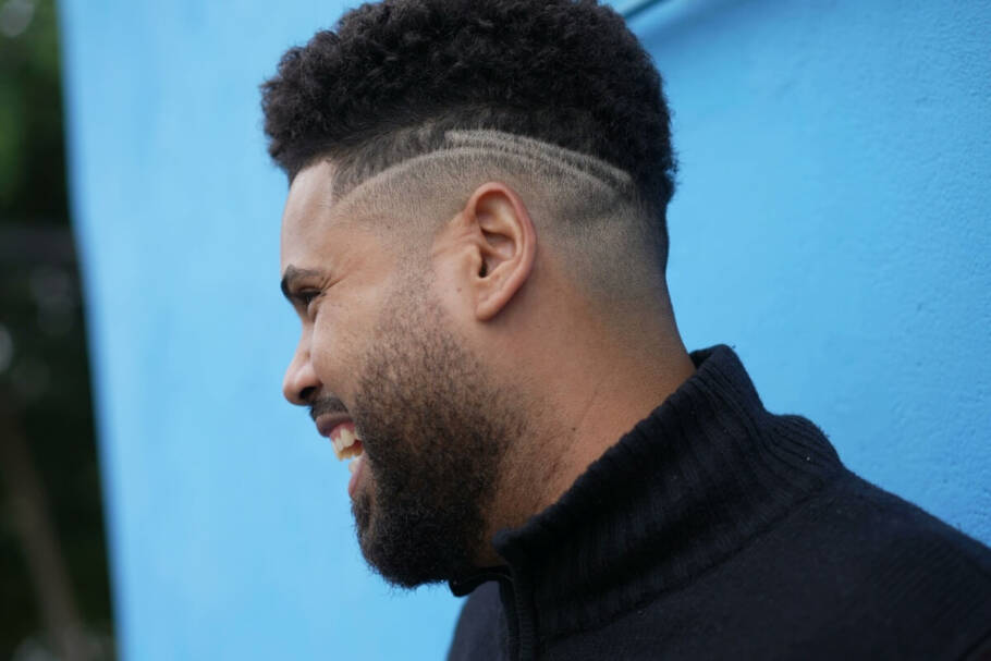 O low fade clássico e barba “shadow” é a combinação perfeita para homens que gostam de minimalismo e manutenção rápida (Imagem: Bricolage | Shutterstock)