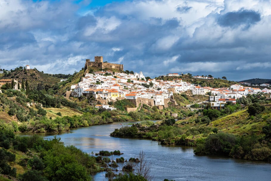 A vila histórica fortificada de Mértola, no Alentejo, às margens do Rio Guadiana