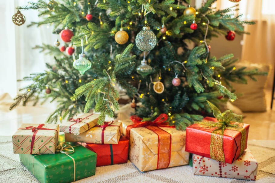 O ritual de colocar quatro moedas de mesmo valor aos pés da árvore de Natal na noite do dia 24 atrai prosperidade, segundo crenças antigas