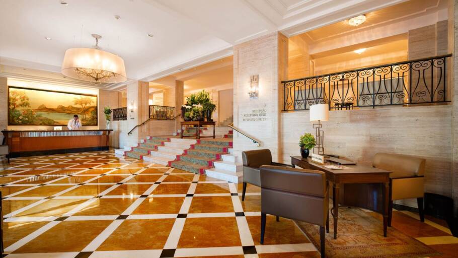 O belo e discreto do lobby do Copacabana Palace