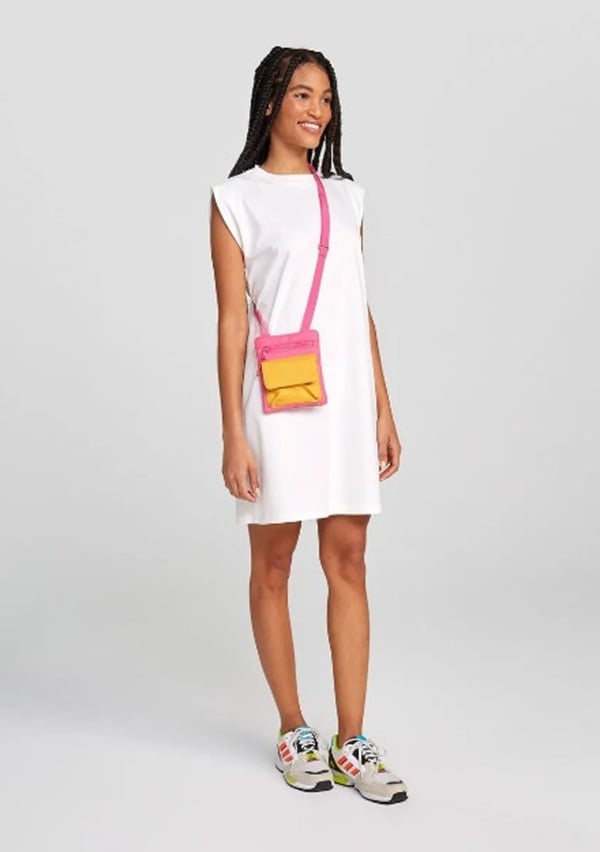 Essa bolsa tiracolo pequena sai por R$76,99 na promoção